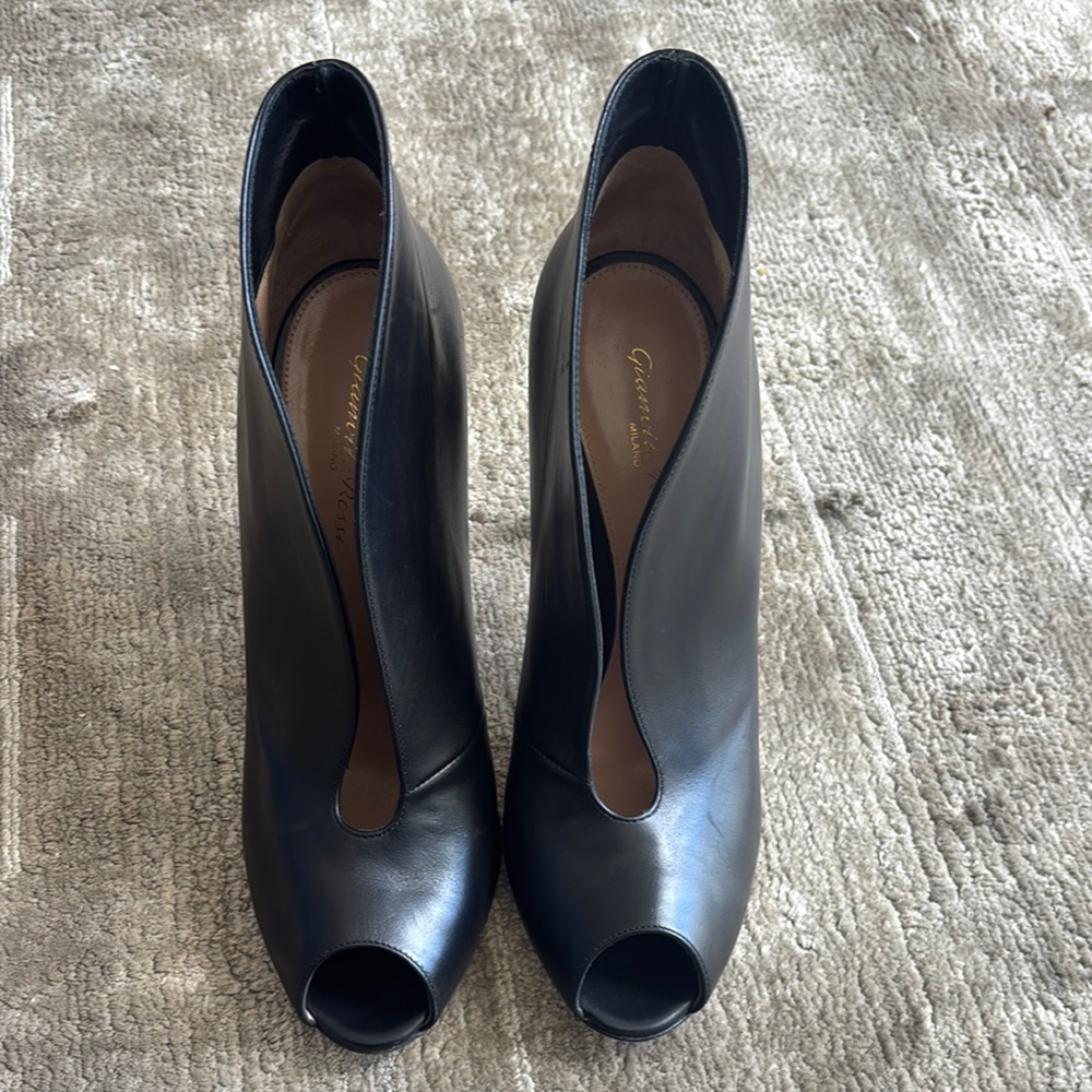 Gianvito Rossi Black Heeled Boots with Sleek Silhouette